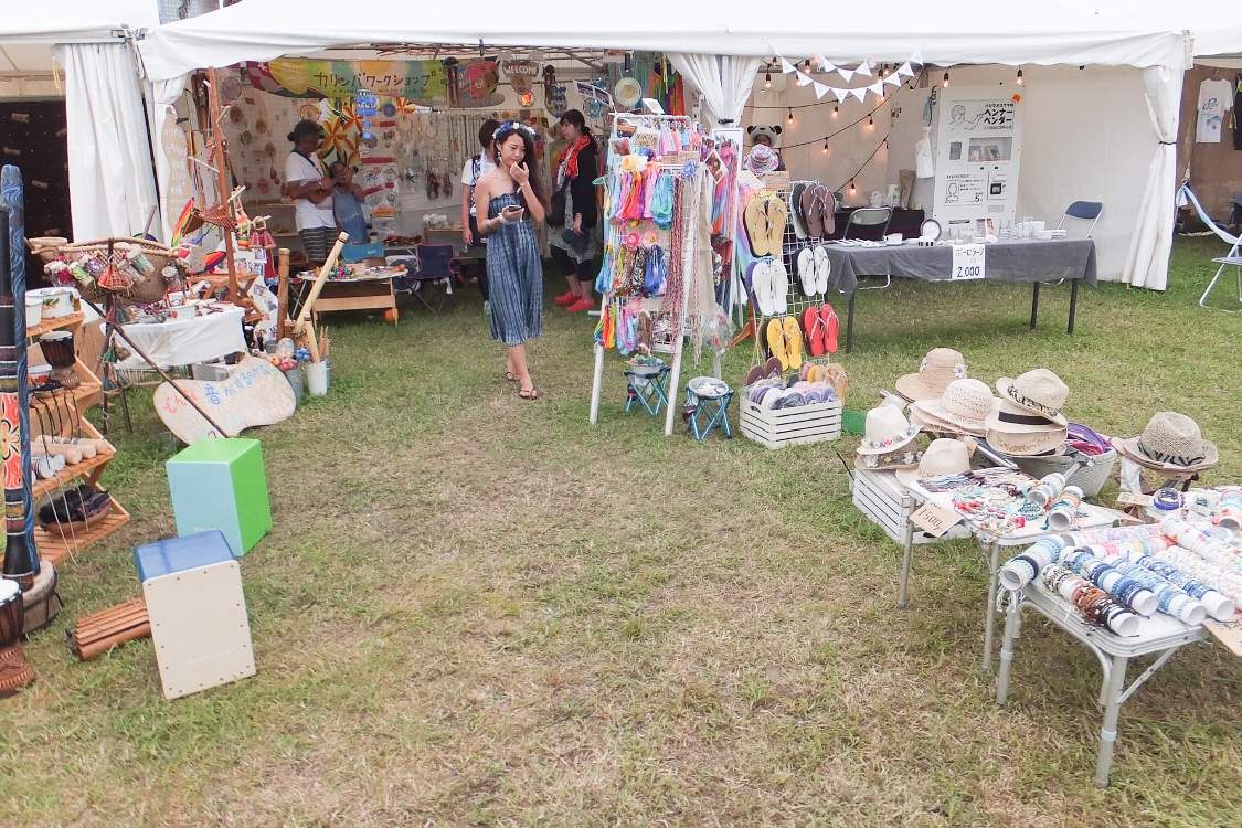 衣料雑貨と楽器の店。