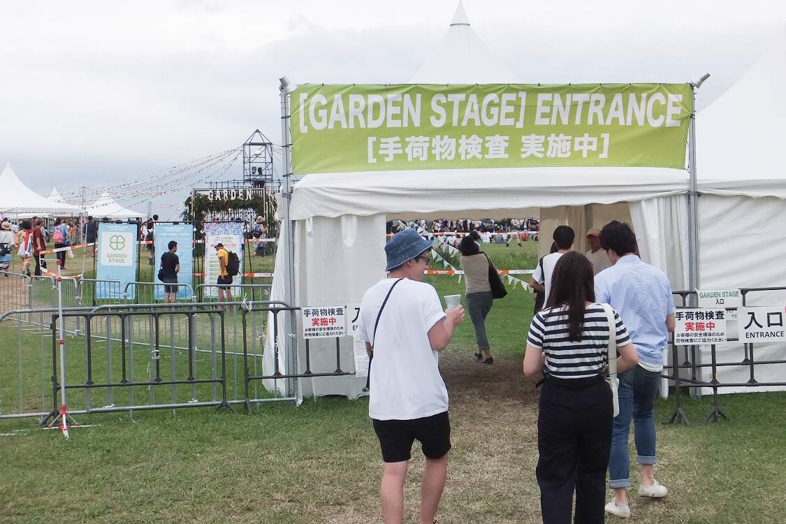 手荷物検査。前回まではありませんでした。