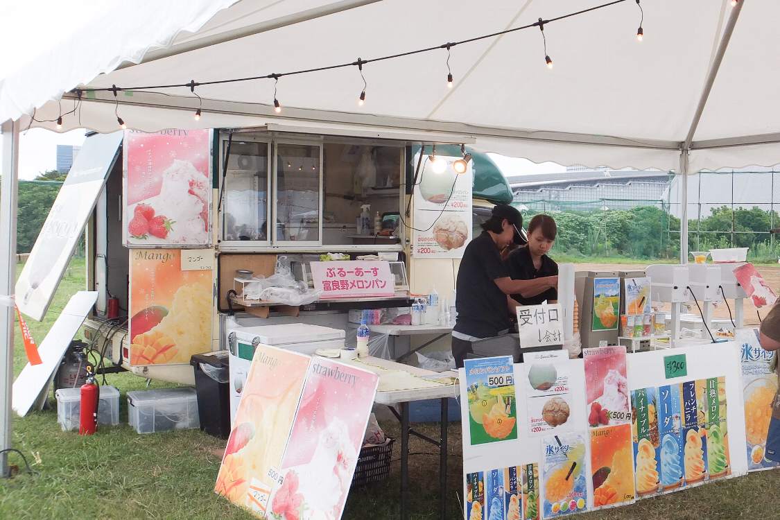 ガーデンステージに出店している店はいずれもキッチンカーで来ています。