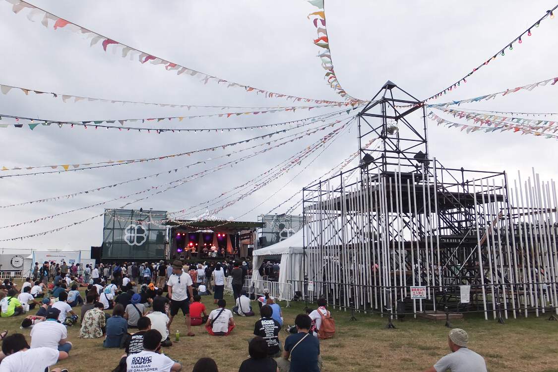 芝生にそのまま座れるところがガーデンステージのいいところです。