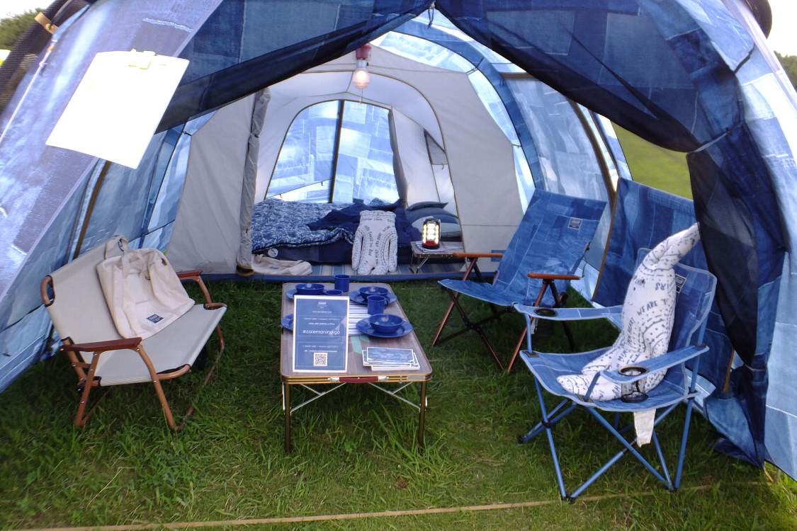 テント内。6人くらいは入れそうです。奥のベッドも大きい。