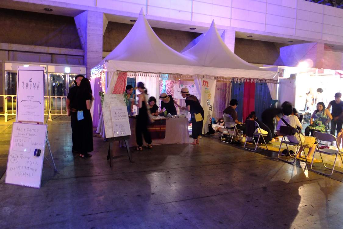 マッサージのテント。