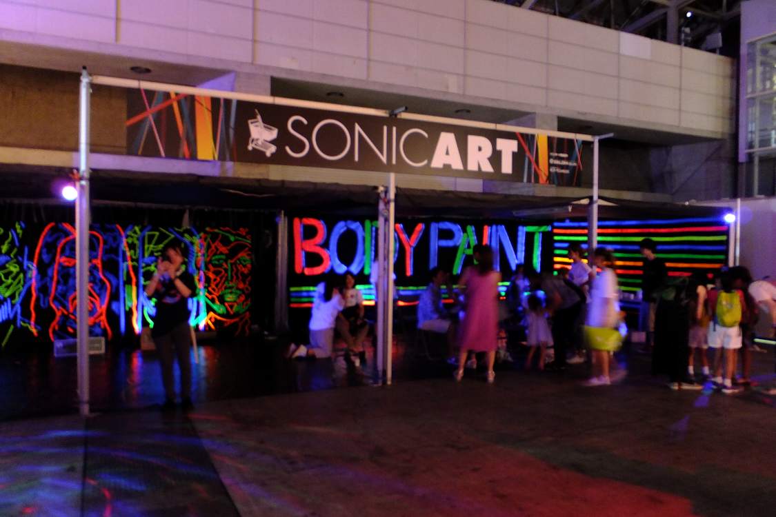 幕張メッセ内のボディーペイント。