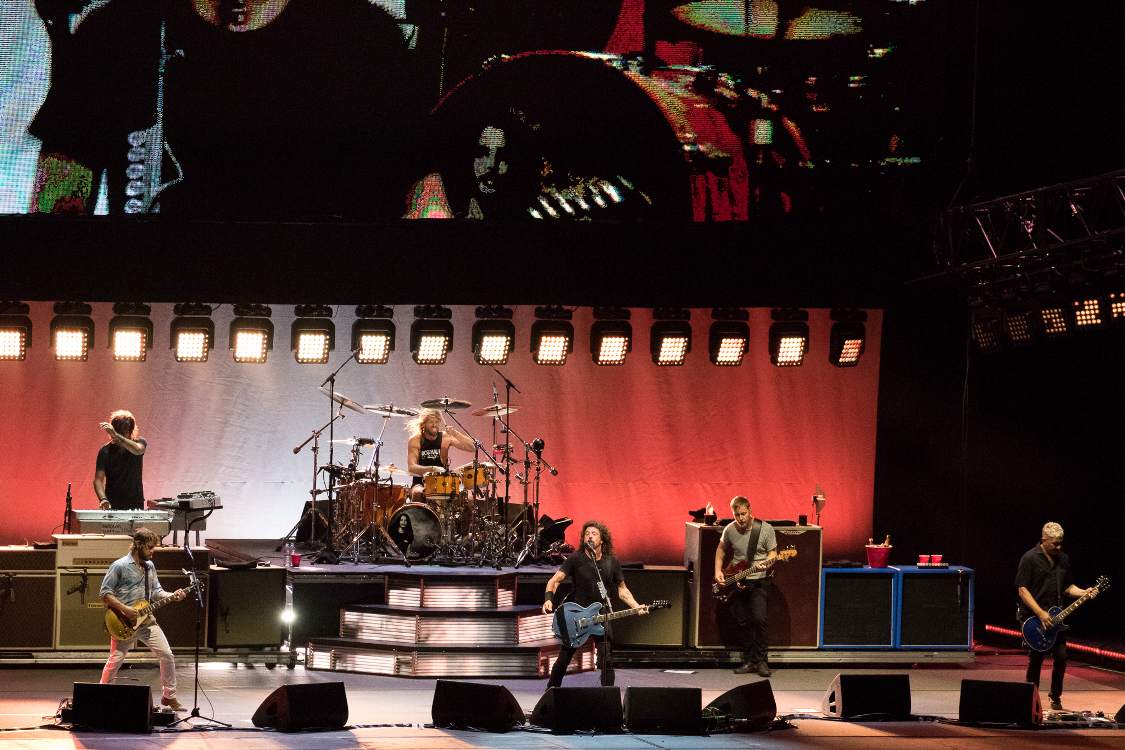 フー・ファイターズ。キーボードが加入し、ギターが3人いるので音が分厚い。