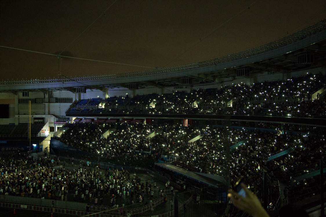 スタンド席でもやっています。ブラック・アイド・ピーズも同様の演出をしていました。