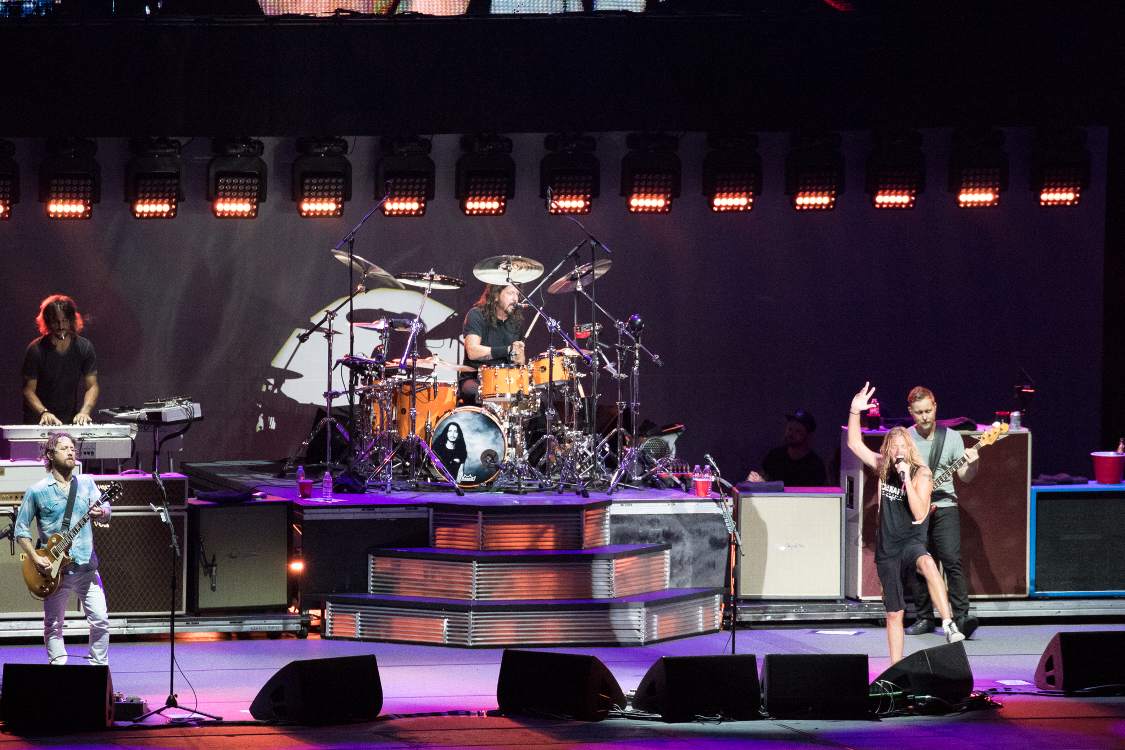 デイヴ・グロールがドラム、テイラー・ホーキンスがボーカルで入れ替わり、クイーン、デヴィッド・ボウイの「アンダー・プレッシャー」をカバーしました。