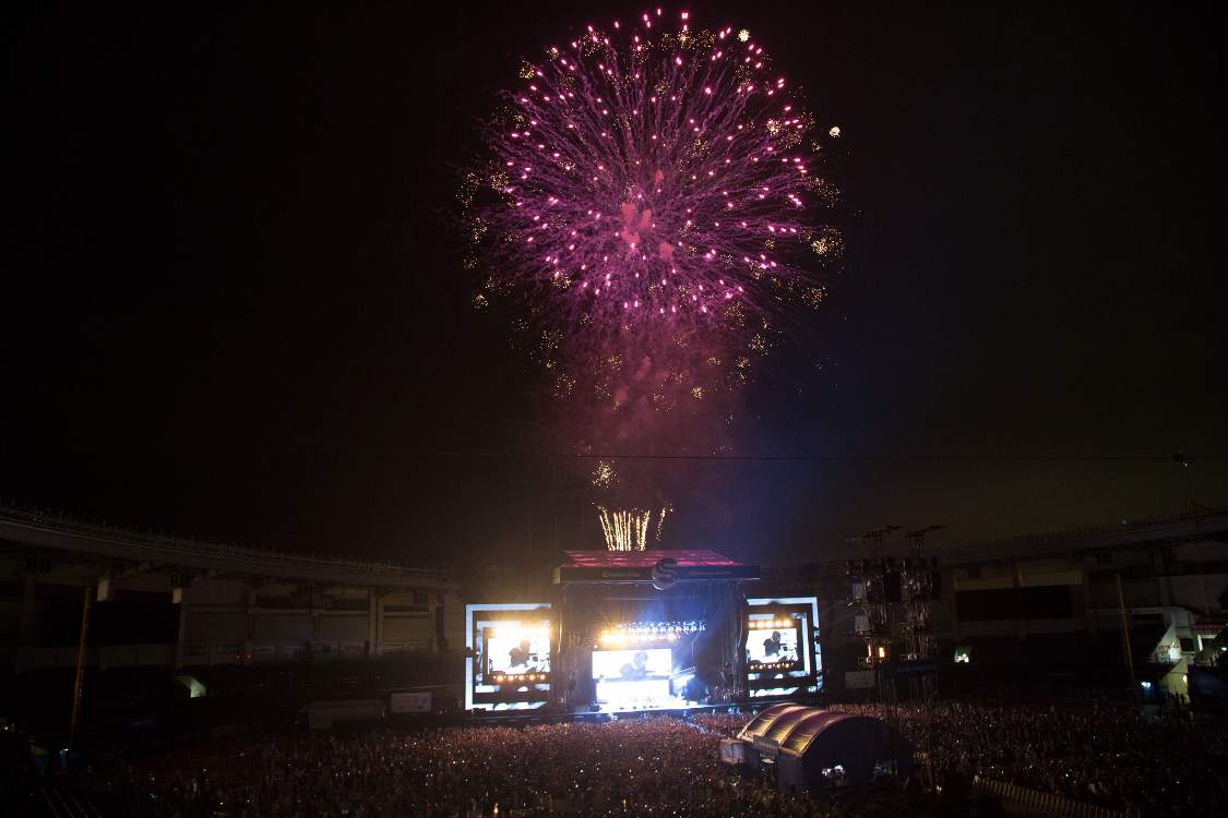 まだフー・ファイターズの演奏が続いています。