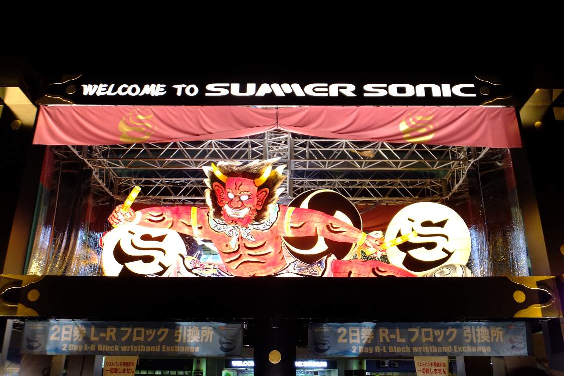 入場ゲートをくぐりました。