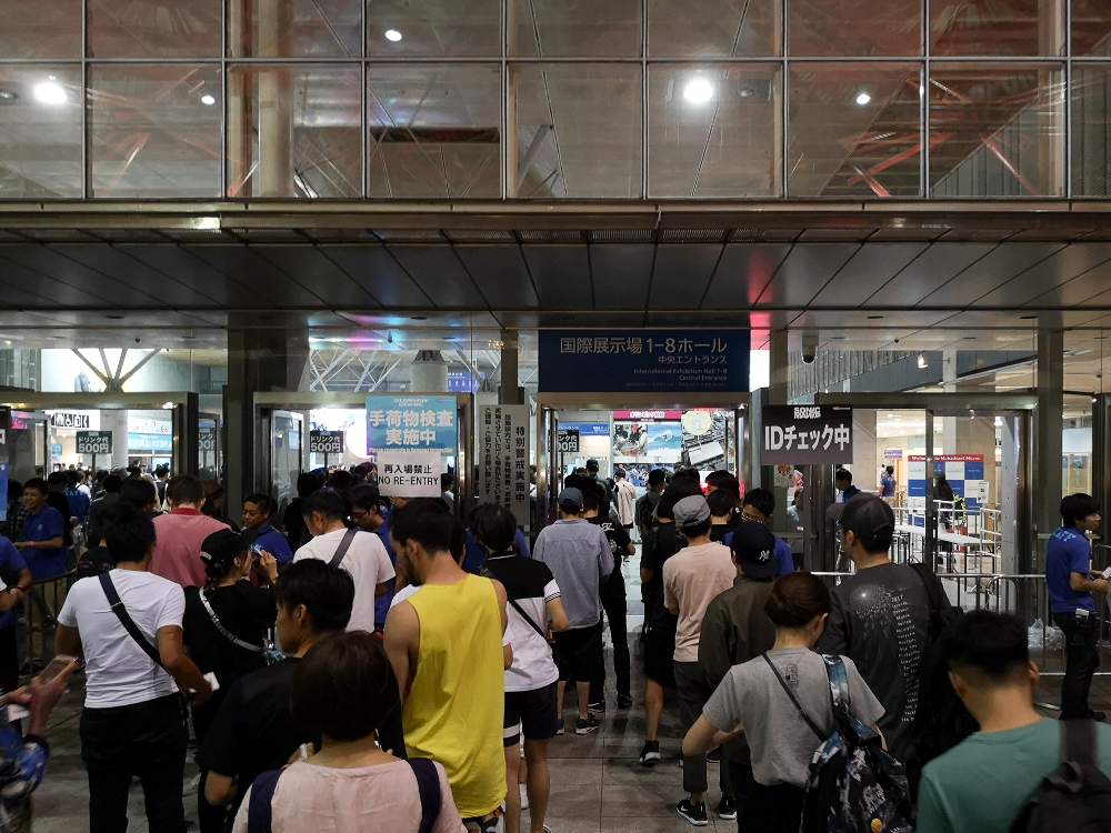 入り口でチケット引き換えと手荷物検査。