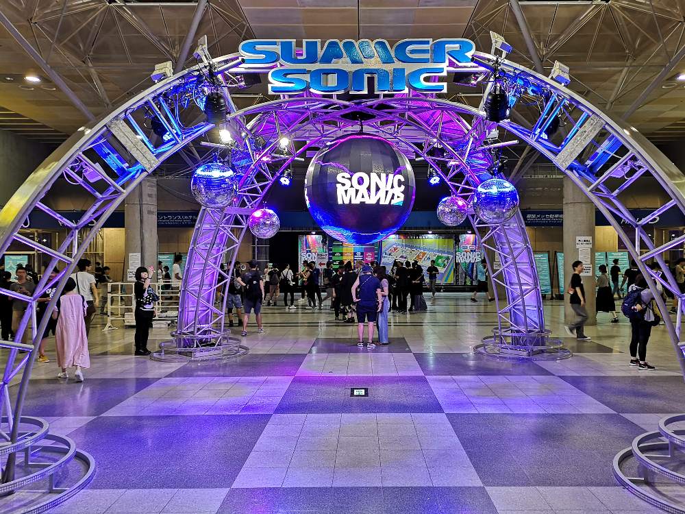 入り口にあるサマーソニック、ソニックマニアの歓迎ロゴ。