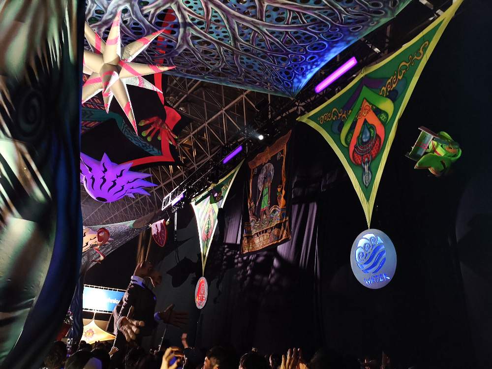 エルロウはスペインのDJイベントを日本で再現したということです。