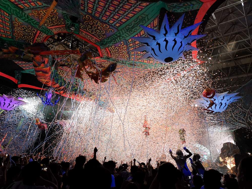 大量の紙吹雪。