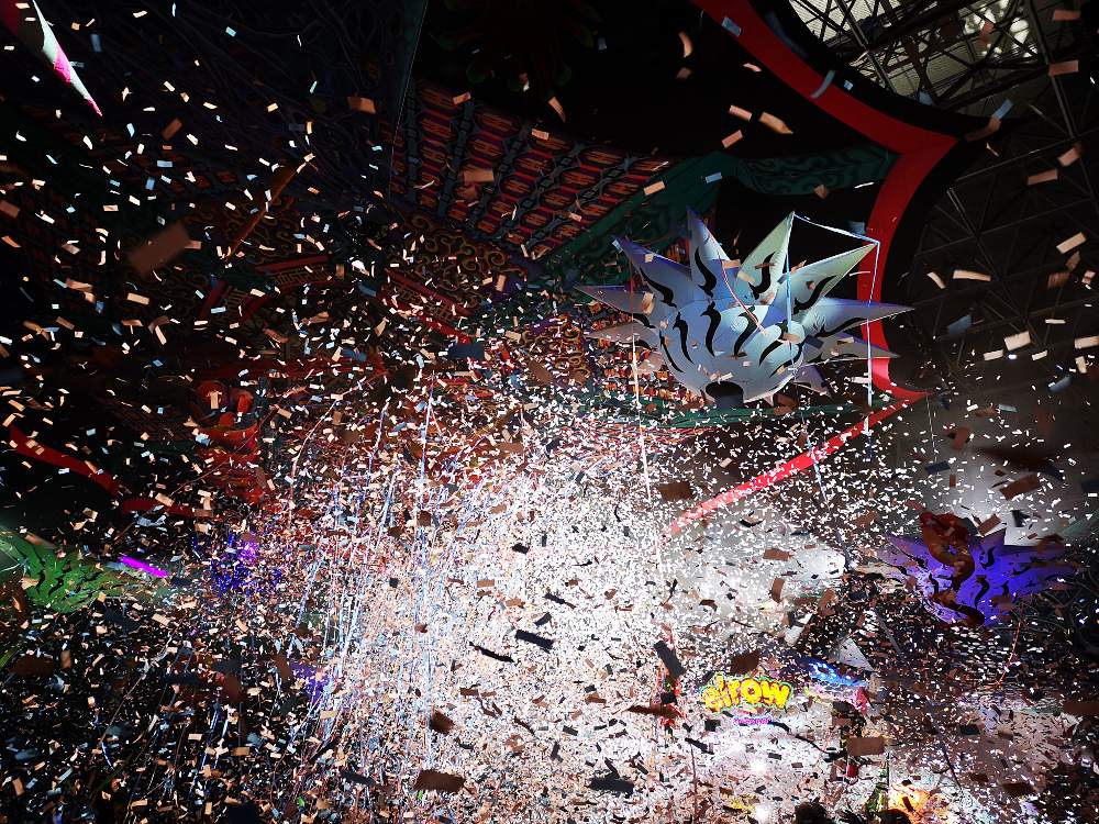 定期的に紙吹雪が撒かれます。