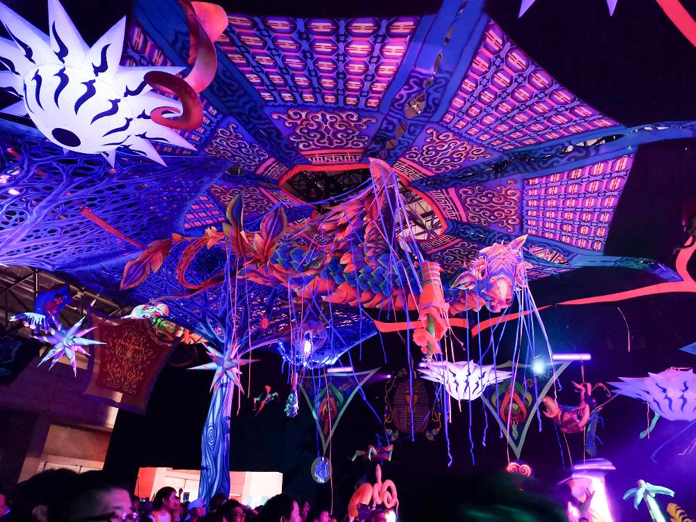 装飾にも紙テープがぶら下がっています。