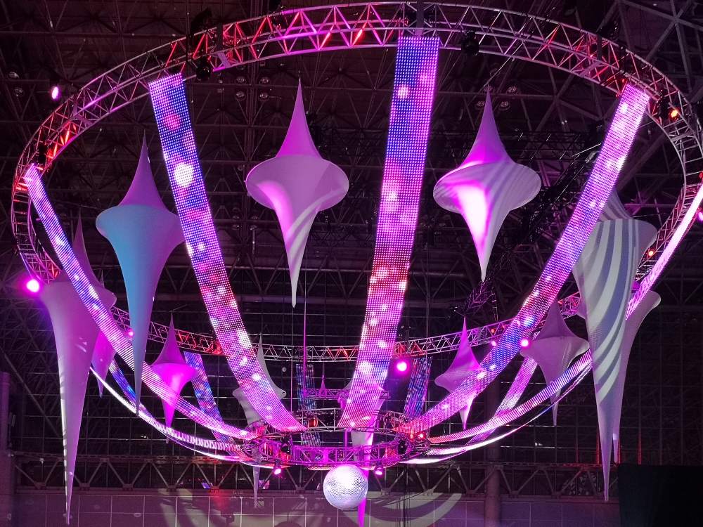 幕張メッセの天井の巨大な装飾。