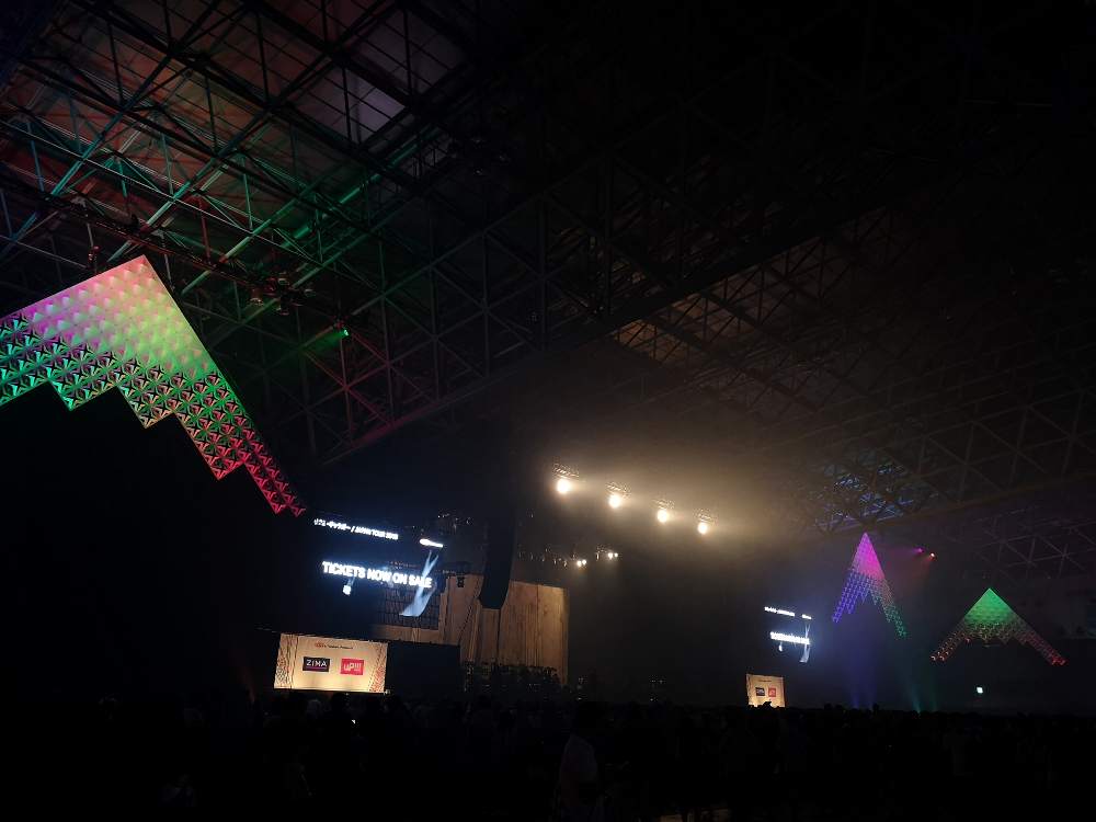 富士山を思わせるマウンテンステージの装飾。