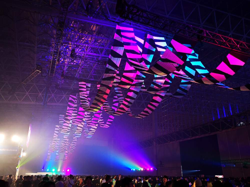 マウンテンステージ天井の長い装飾。