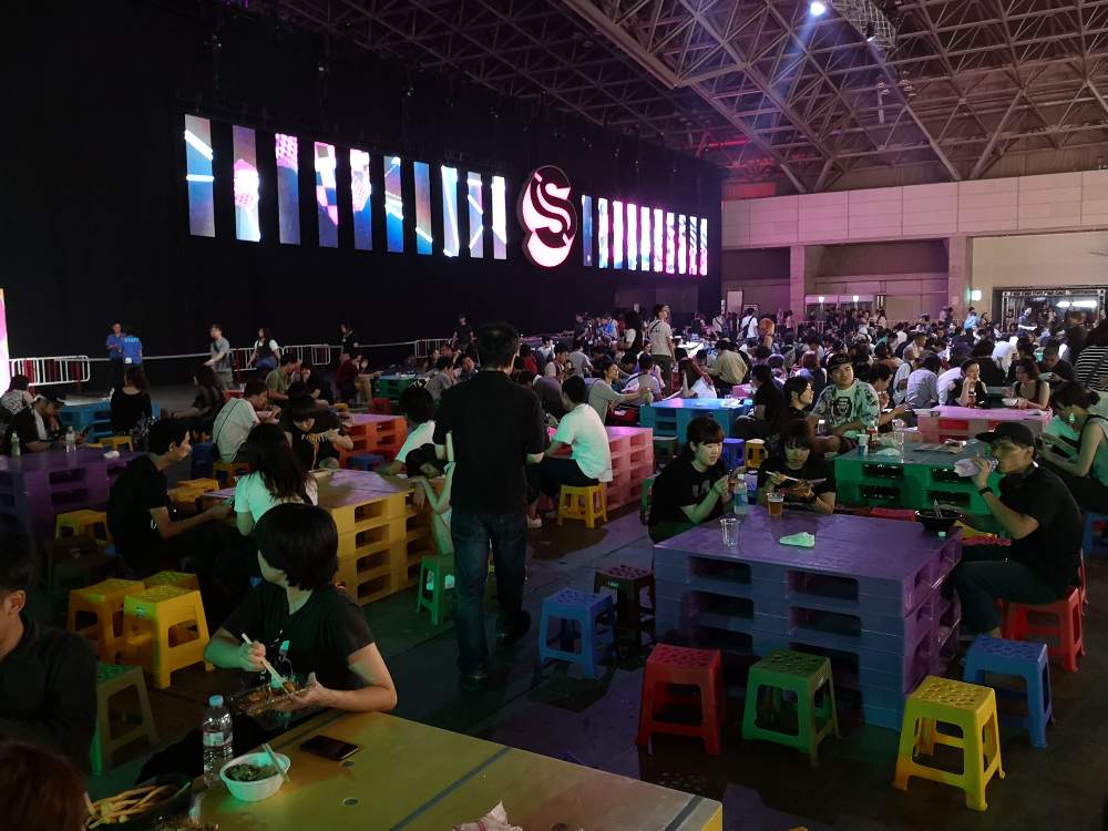 通常の飲食席。ラウンジとは差があります。