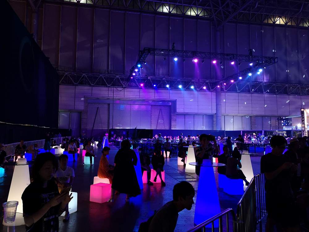 プラチナチケット購入者の専用ラウンジ。