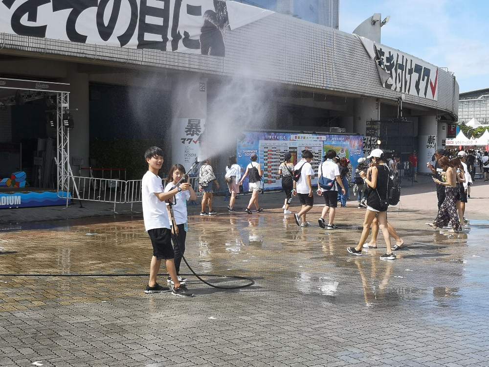 水撒きというより霧吹き。