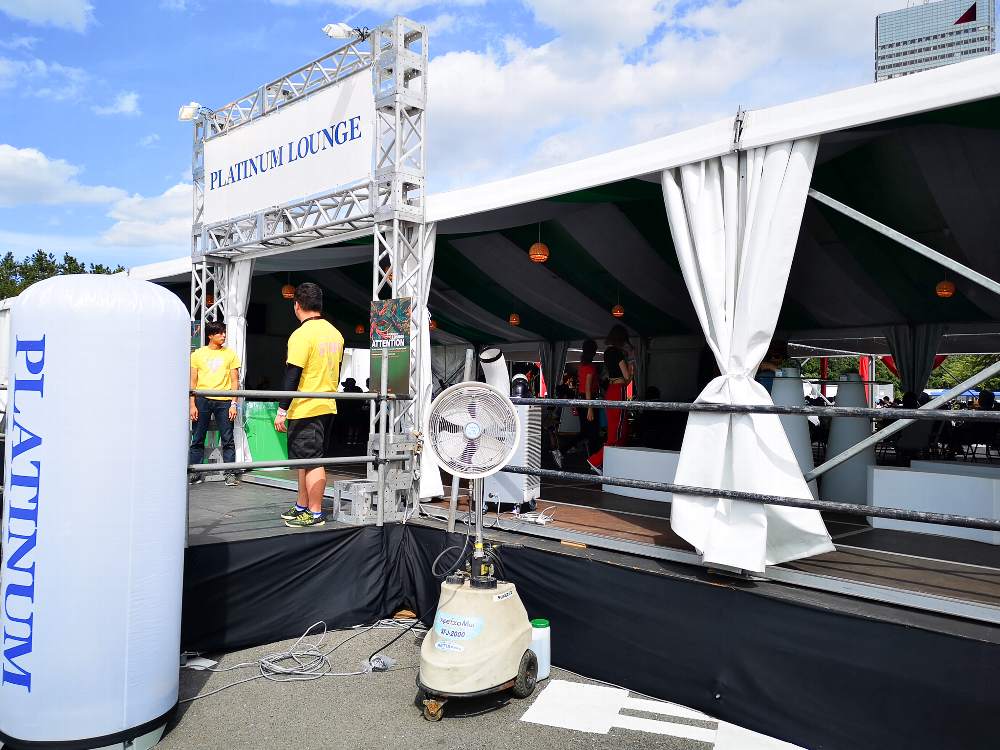 入り口でリストバンドチェックがあります。