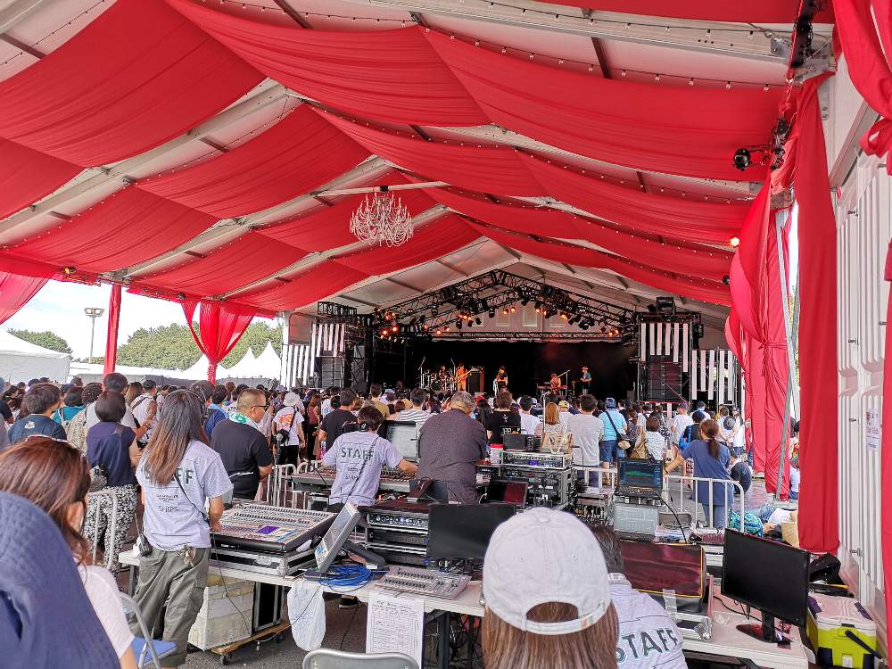 ステージは小さめ。