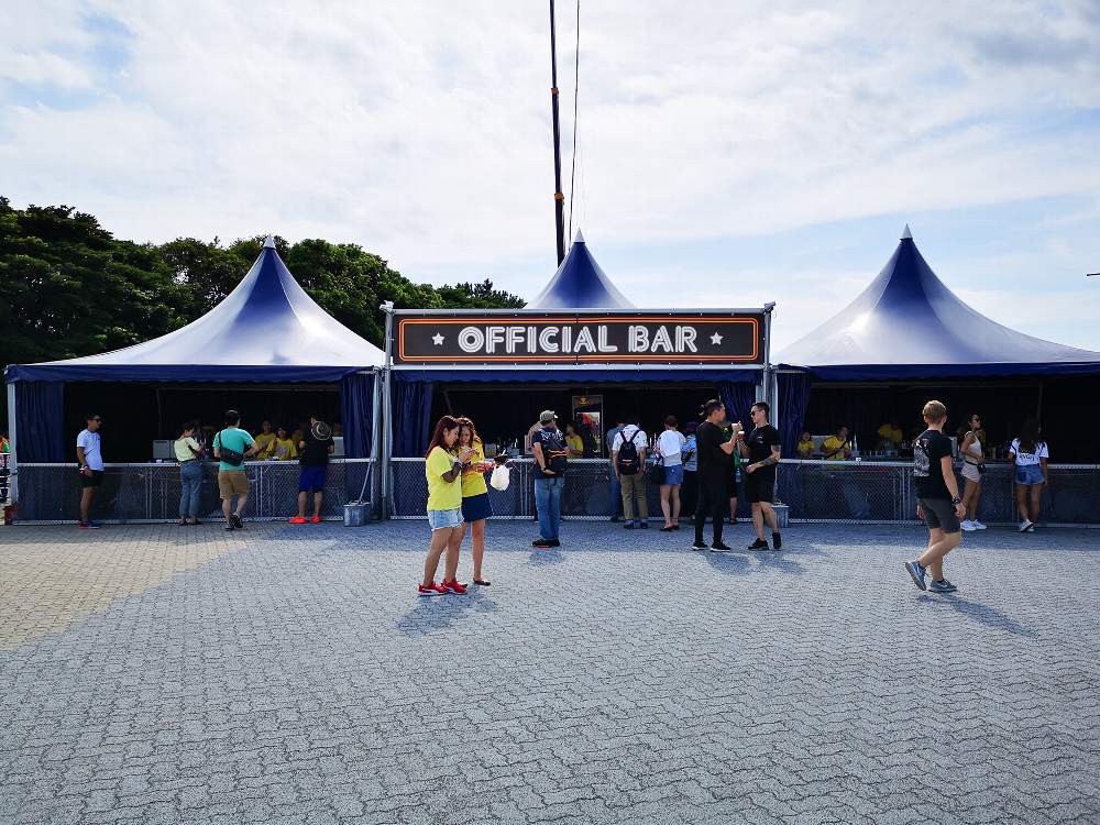 入場ゲートの反対側の公式バー。