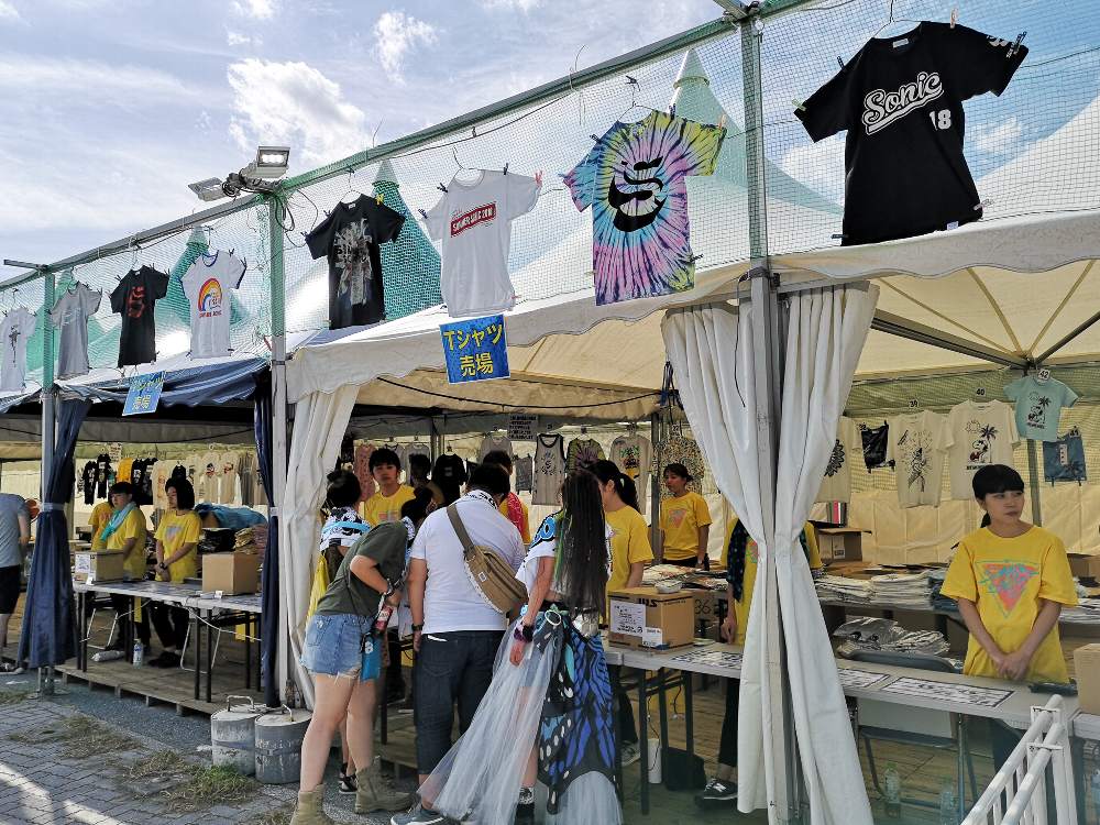 公式グッズ売り場。