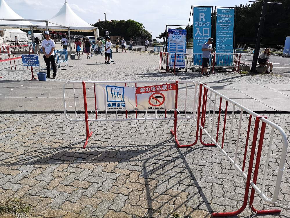 傘置き場がありましたが晴れていたので利用者なし。雨の時はビニール傘が大量に掛けられます。