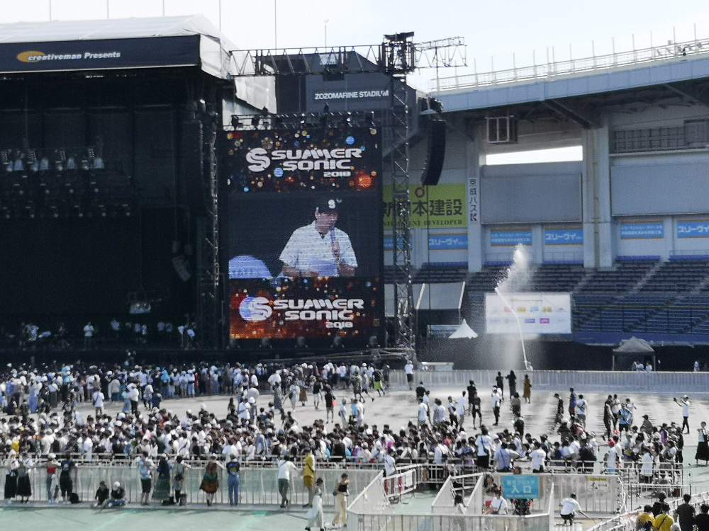 アリーナへの水撒き。