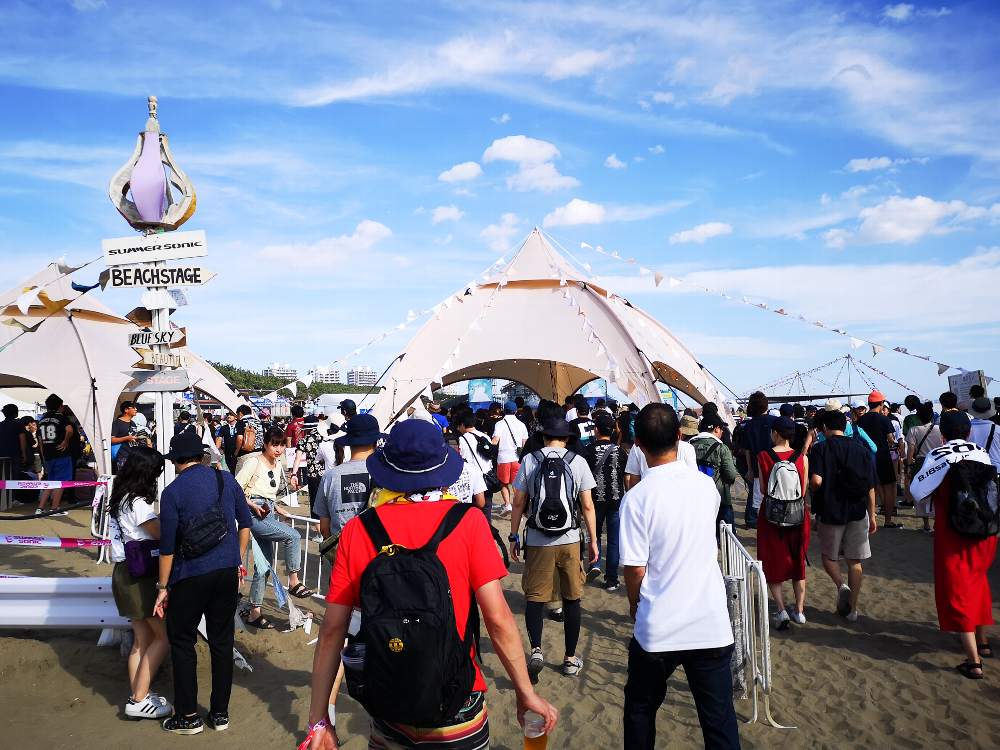 ビーチステージ入り口。外からはステージが見えないようになっています。