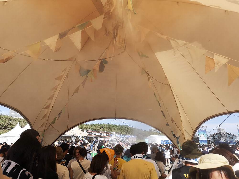 上からミストが放出されていました。