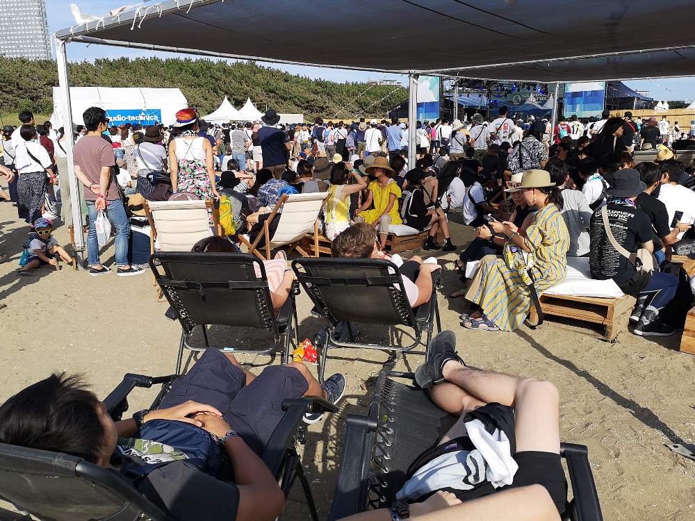 日よけの下にアウトドア用のいすがいくつか常備されています。