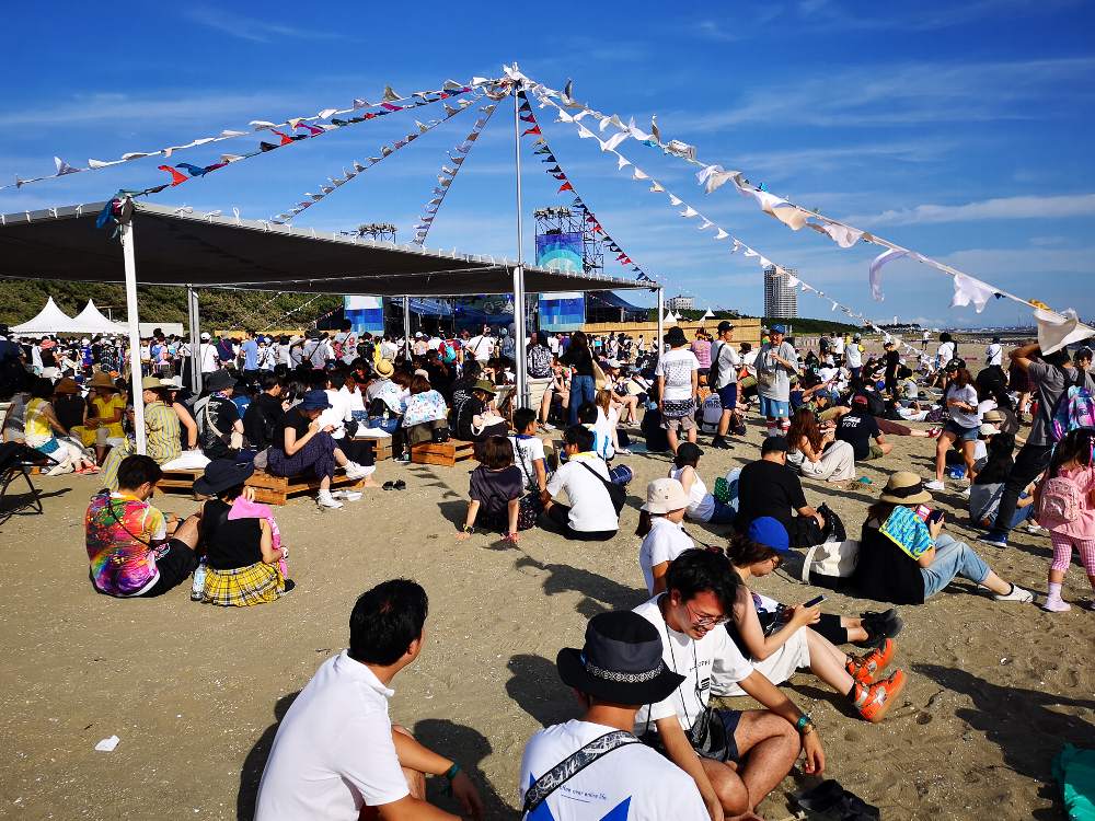 砂浜はそのまま座る人が多い。