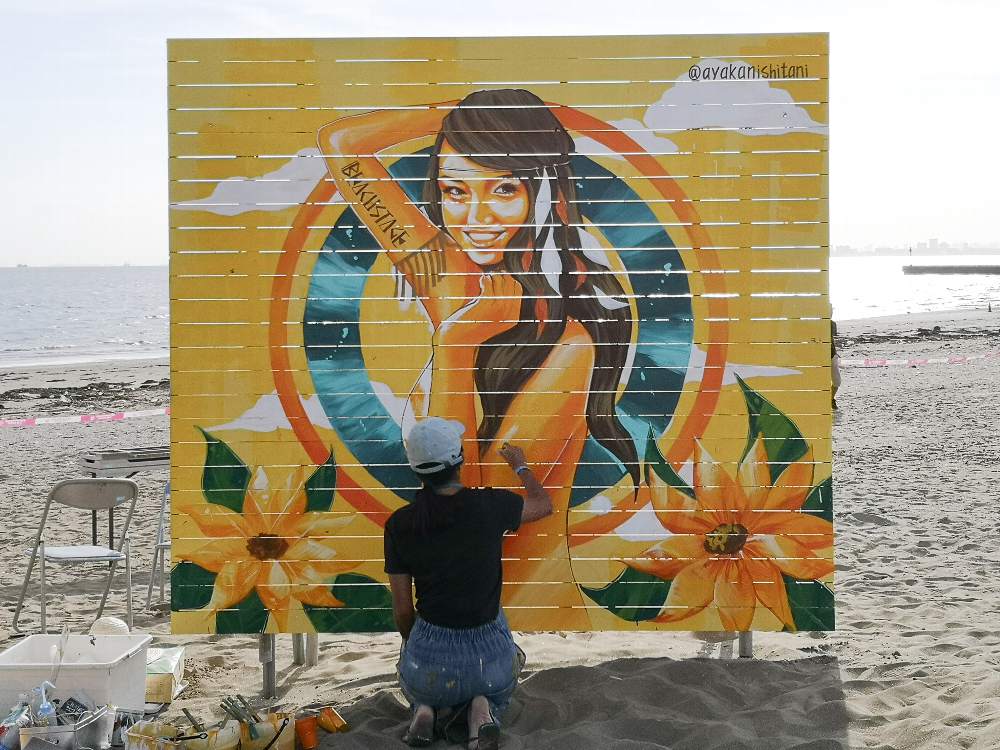 ビーチステージでもライブペイントをしていました。