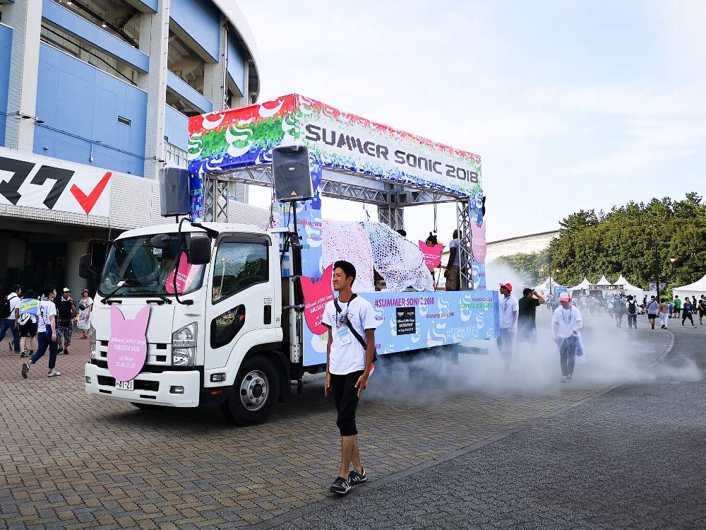 暑さ対策を兼ねた霧の噴射。