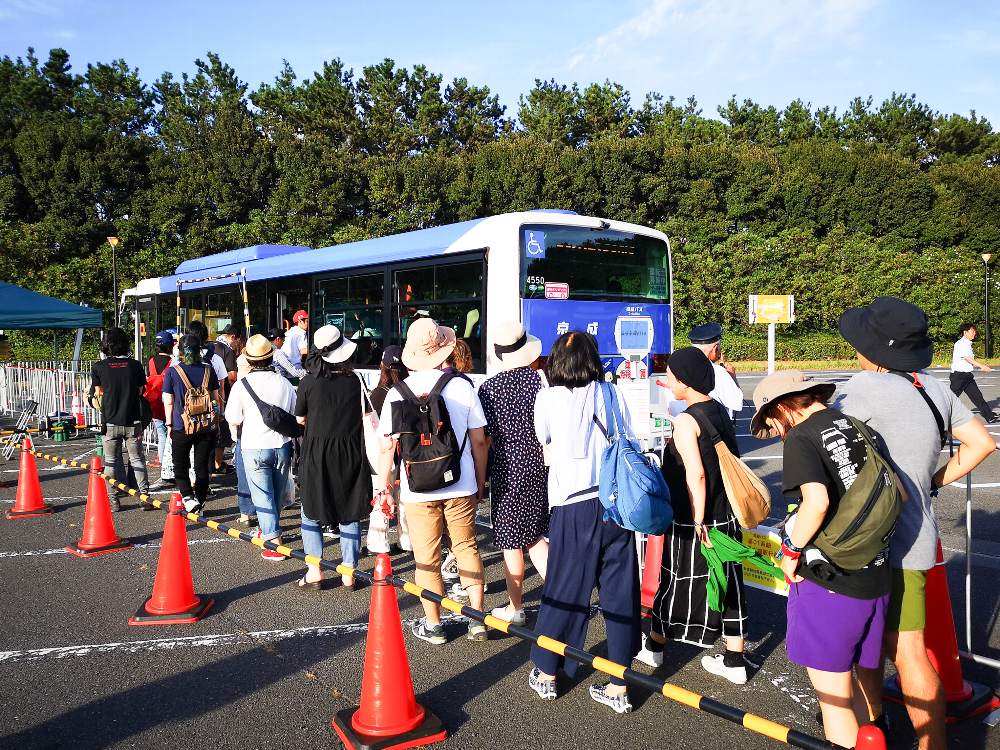 バス待ちの行列。