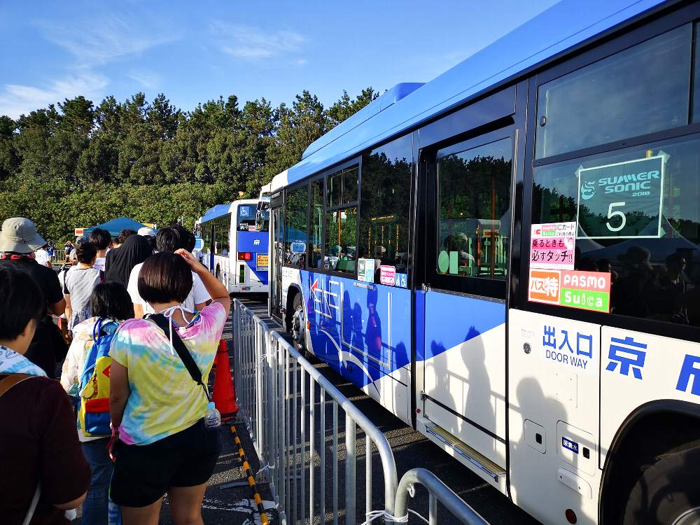 シャトルバス待ちの没写真。