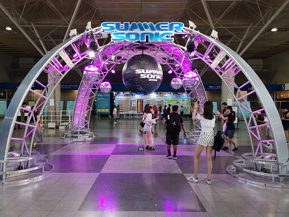 サマーソニックの入場ゲート的な造形物。2018年はシンプルでした。