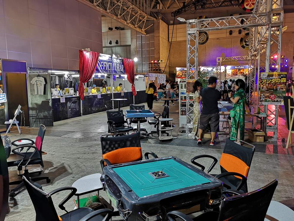 麻雀卓が数台あります。