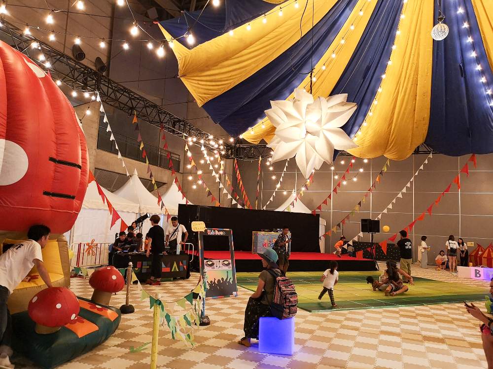 靴を脱いで入ります。