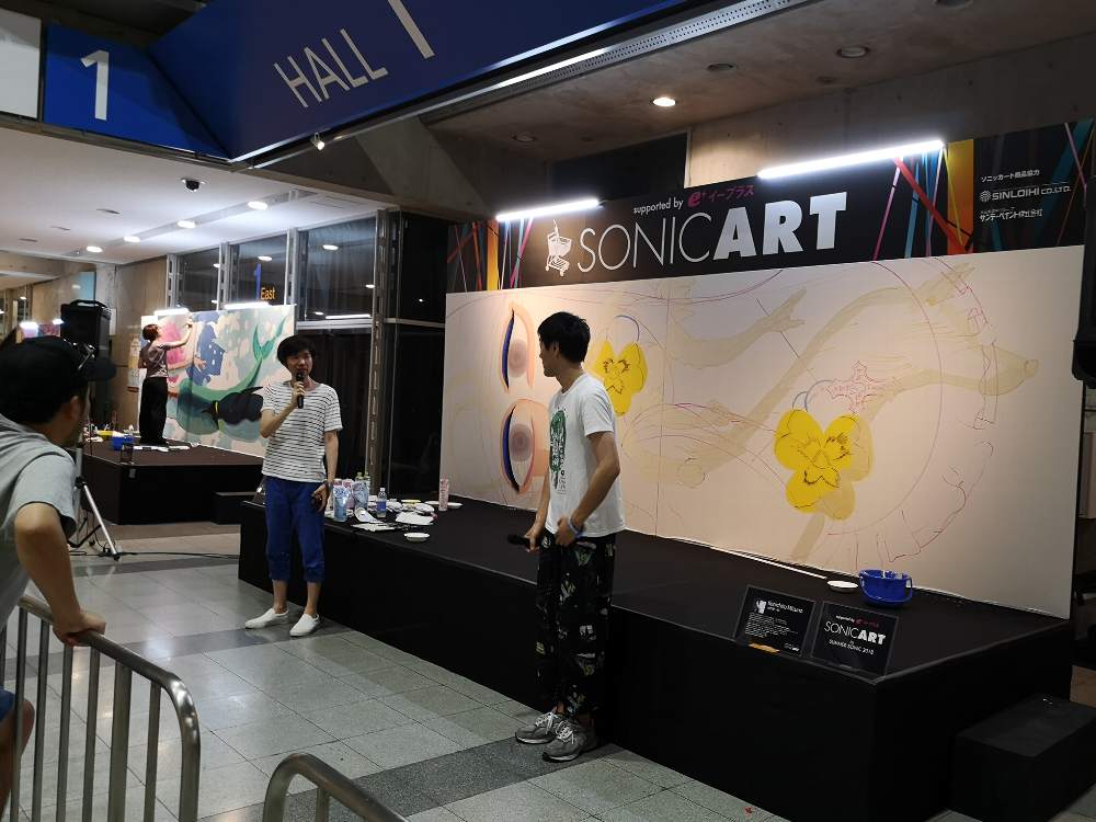 ライブペイントの途中でインタビュー。