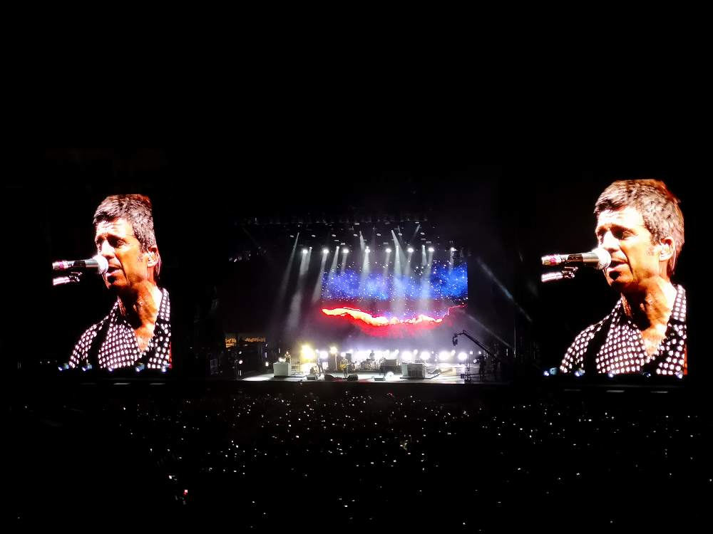 オアシス時代の曲は盛り上がります。