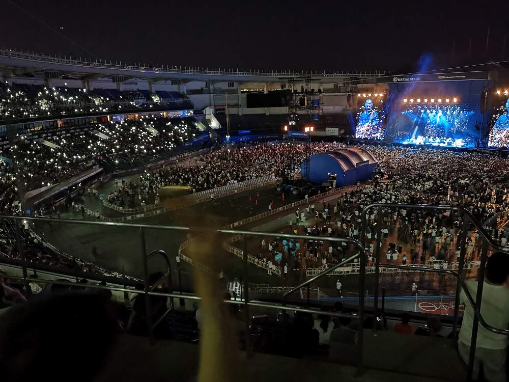 アリーナは後方まで人がいます。