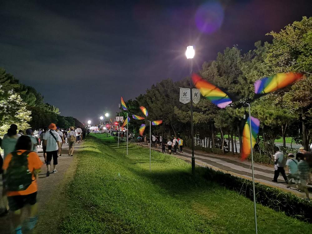 マリンステージエリアの導線の風車。