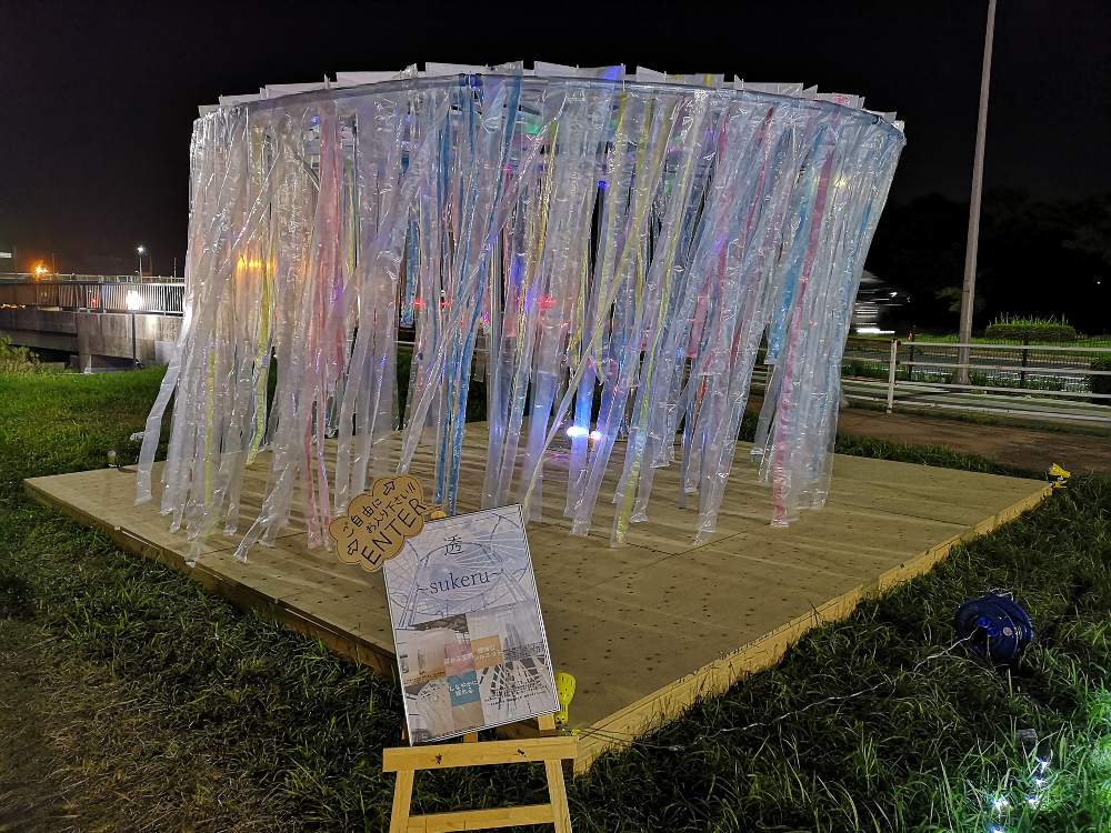 風になびくアート。中に入れます。