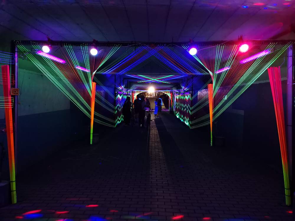 蛍光色の糸で装飾。