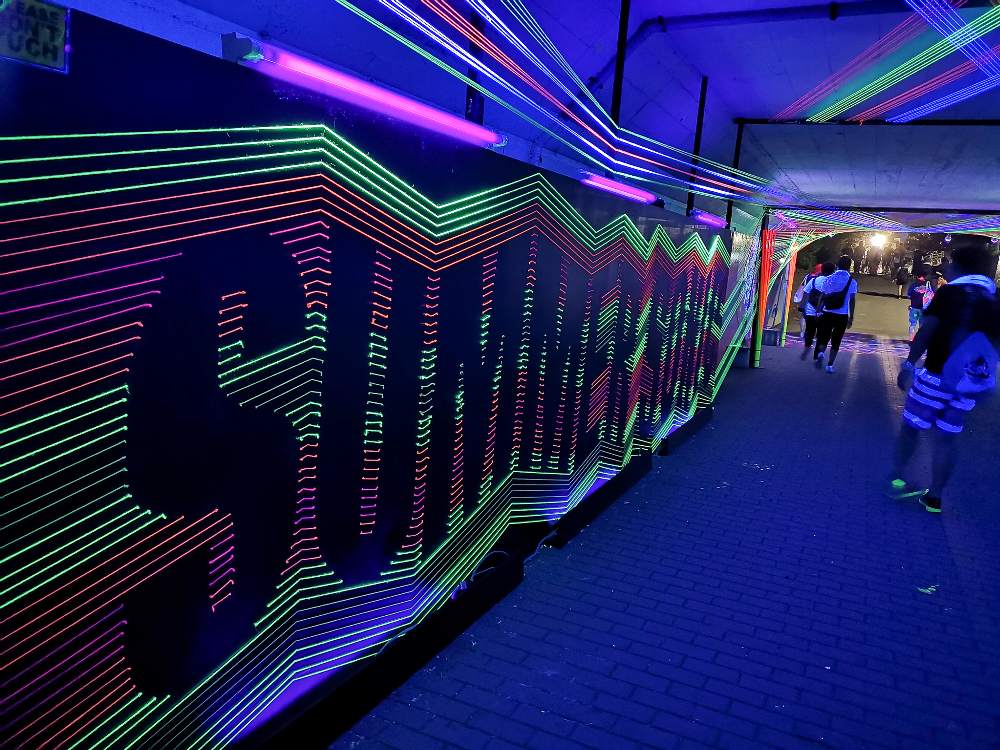 刺繍の要領で文字を描出。