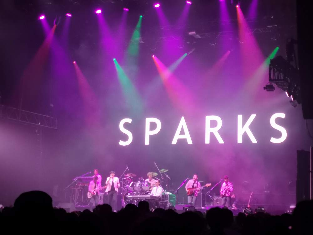 ミッドナイトソニックのスパークス。キーボードはほとんど動きませんが、後半になると踊り出して歓声が上がるのは定番。