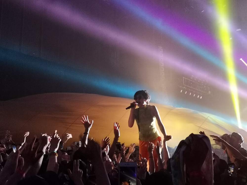 ミッドナイトソニックの水曜日のカンパネラ。前半はステージで歌っていましたが、途中から客の中に入ってきました。